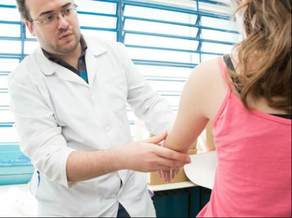 Médicos examinaram estudantes em escolas.(Imagem:Alexandre Lombardi)
