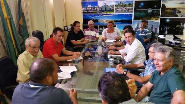 Prefeito Gilberto Júnior se reúne com a Comissão Organizadora do Carnaval.(Imagem:Waldemir Miranda)
