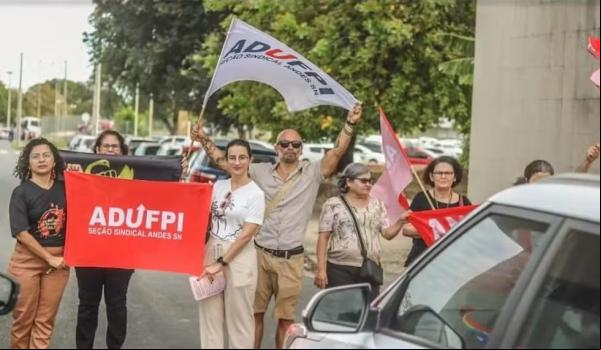 Professores da UFPI deflagram greve com ato em frente ao pórtico da universidade.(Imagem: Divulgação/ADUFPI)