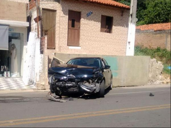 Automóvel conduzido por menor colide contra calçada em Floriano.(Imagem:FlorianoNews)