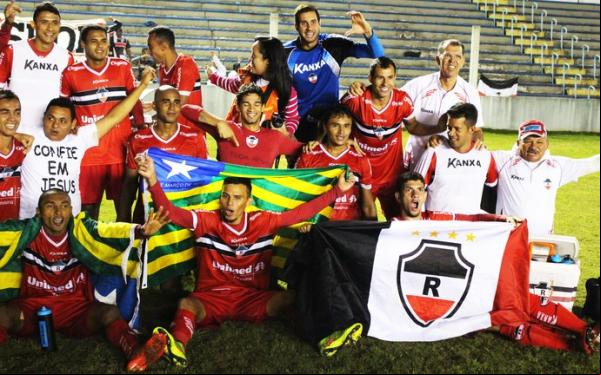 Fabinho comemorando com os companheiros o o à Série C do Campeonato Brasileiro.(Imagem:Renan Morais )
