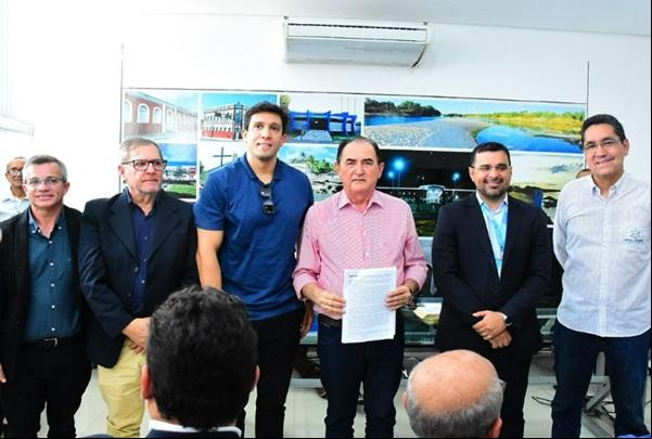 Prefeito Antonio Reis formaliza contrato para a construção de 372 unidades habitacionais em Floriano.(Imagem:Reprodução/Instagram)