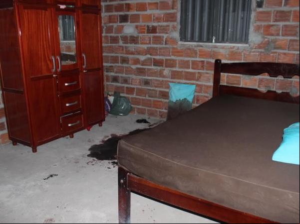 Manchas de sangue ficaram pelo quarto onde uma das mulheres morreu.(Imagem:Catarina Costa)