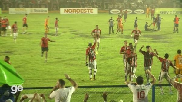 Jogadores do River-PI fazem festa com torcida após apito final.(Imagem:Divulgação)