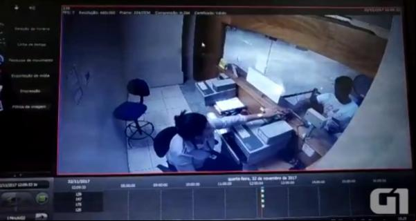 Imagens mostram jovem em shopping no momento do assalto.(Imagem:Divulgação)