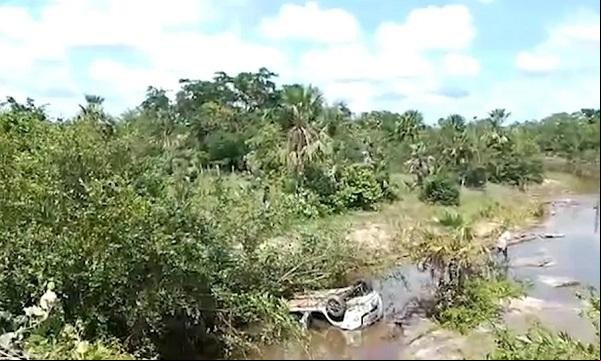 Carro cai dentro de riacho em José de Freitas, no Piauí.(Imagem:Reprodução)