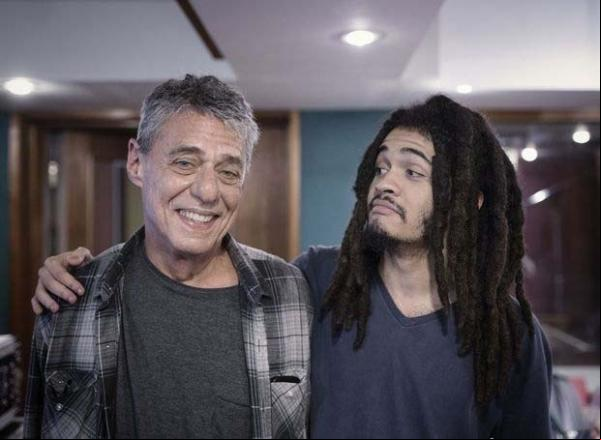 Chico Buarque e o neto, Chiquinho Brown.(Imagem:Instagram)