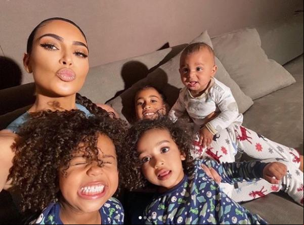 Kim Kardashian e os filhos.(Imagem:Instagram)