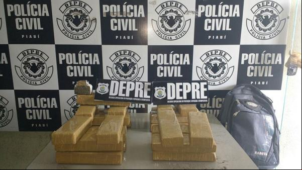Garota de 17 anos é flagrada com 20 kg de maconha em ônibus.(Imagem:florianonews.piauiconectado.com)