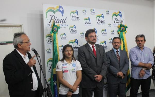 Sarah Menezes entre gestores estaduais. Judoca foi homenageada com nome em centro.(Imagem:Wenner Tito)