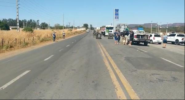 Caminhoneiros fazem protesto sem bloqueios na BR-135 em Bom Jesus, Sul do Piauí(Imagem:Divulgação/PRF)