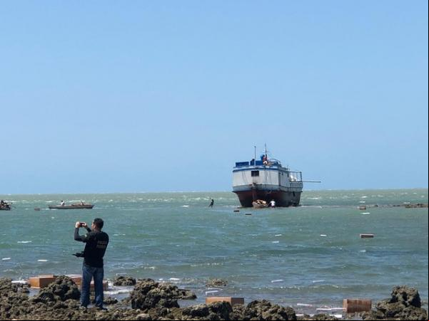 Barco encalhado no Litoral piauiense; Polícia Federal encontra carga de cigarro contrabandeado.(Imagem:Divulgação/Polícia Militar do Piauí (PM-PI))