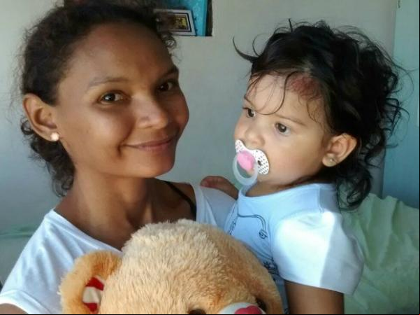 Aline Nascimento e a pequena Beatriz, que sobreviveu a uma queda do terceiro andar de prédio em Fortaleza. (Imagem:Elias Bruno / G1)