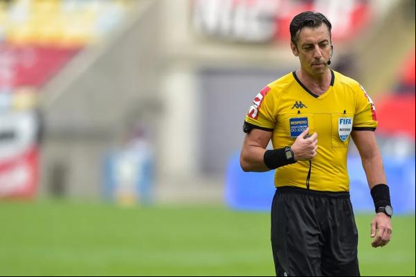 Raphael Claus será um dos árbitros brasileiros na Copa.(Imagem:THIAGO RIBEIRO/AGIF - AGÊNCIA DE FOTOGRAFIA/ESTADÃ)