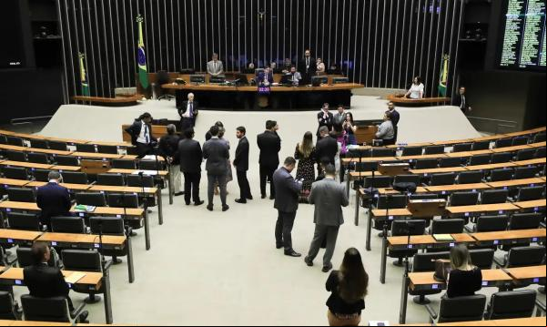 Sessão da Câmara dos Deputados para conclusão da votação do projeto de lei que propõe uma transição de três anos para o fim da desoneração da folha de pagamentos de 17 setores da e(Imagem:Lula Marques/ Agência Brasil© LULA MARQUES/ AGÊNCI)
