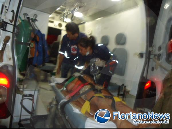 Mulher e criança ficam presas nas ferragens após carreta tombar em Floriano.(Imagem:FlorianoNews)