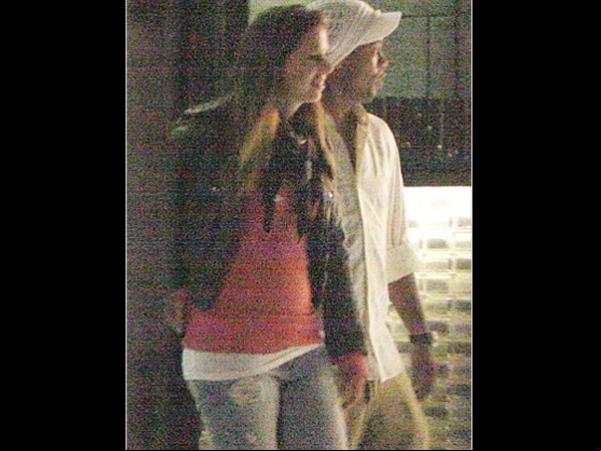 Ronaldinho Gaúcho deixa boate com morena(Imagem:Divulgação)