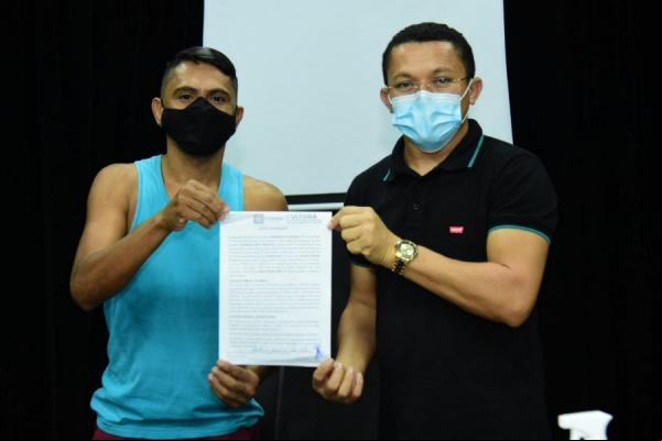 Cultura realiza de contratos dos convocados da banda de música de Floriano(Imagem:SECOM)
