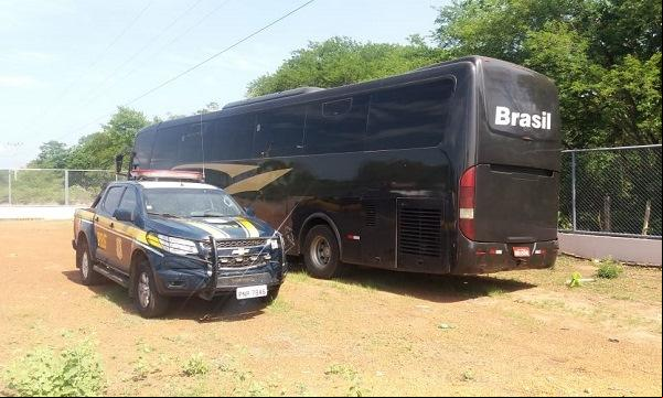PRF apreende ônibus de turismo com placa adulterada no Piauí.(Imagem:PRF)