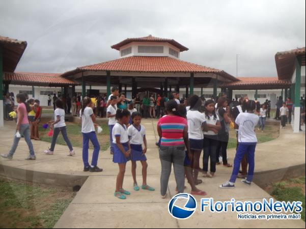 São Francisco do Piauí inaugura escola modelo com presença de autoridades.(Imagem:FlorianoNews)