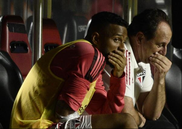 Rogério Ceni ainda não conseguiu embalar duas vitórias consecutivas, e o São Paulo segue ameaçado pelos próprios erros. Na primeira decisão, o time travou. Tanto que a distância pa(Imagem:Reprodução)