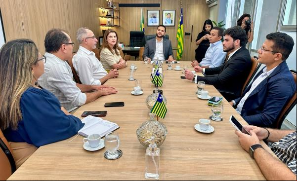 Deputado Dr. Francisco Costa participa de reunião para cessão de escola à UFPI em Floriano(Imagem:Reprodução/Instagram)