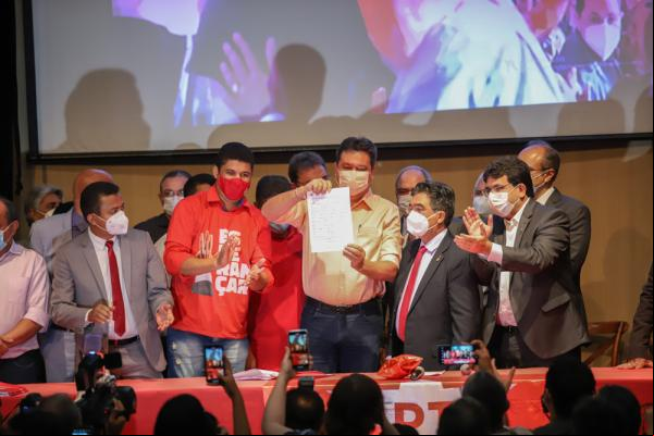 Deputados am ficha de filiação em evento realizado no Cine Teatro Alepi.(Imagem:Alepi)