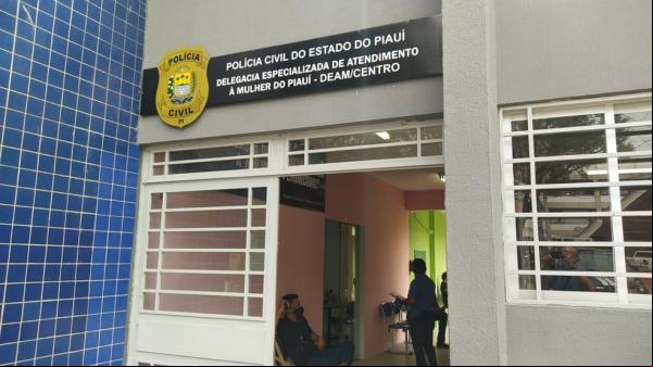 Mulher foi ouvida pela delegada Vilma Alves na Delegacia da Mulher.(Imagem:Andrê Nascimento /G1)