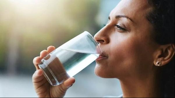 Especialistas recomendam que, caso você desista de beber refrigerante, a água ainda é a bebida mais saudável.(Imagem:Getty Images)