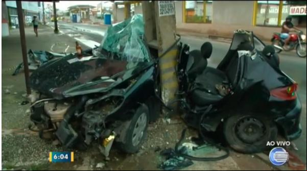 Carro colide em poste e três pessoas ficam feridas na Avenida Miguel Rosa. (Imagem:Reprodução/G1 PI)
