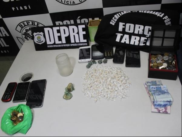 Material encontrado com a idosa e três menores.(Imagem:Ellyo Teixeira/G1)