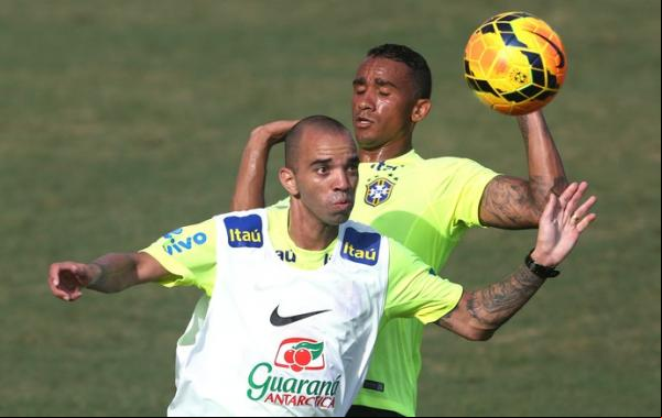 Tardelli disputa bola em treino da Seleção. Estreia, há seis anos, foi com Dunga.(Imagem:Bruno Domingos / Mowa Press)