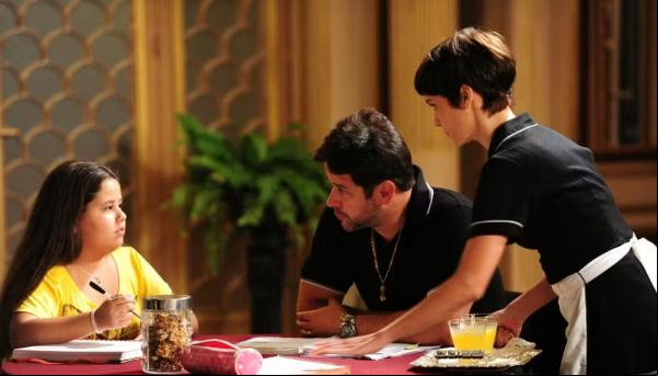 Agatha (Karol Lannes) em cena de Avenida Brasil com Tufão (Murilo Benício) e Nina (Débora Falabella)(Imagem:TV Globo)