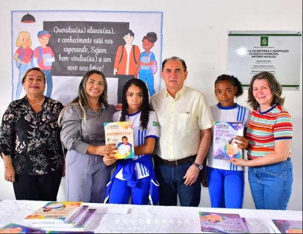 Prefeito Antonio Reis entrega livros do programa
