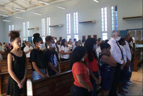 Reitor da UFPI esteve com familiares da estudante Janaína da Silva Bezerra durante missa de sétimo dia.(Imagem: Ilanna Serena/g1 )