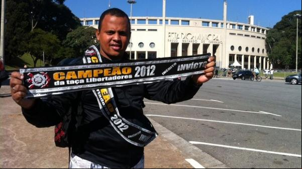 Faixas de campeão já são vendidas no Pacaembu.(Imagem:José Gonzalez/Globoesporte.com)
