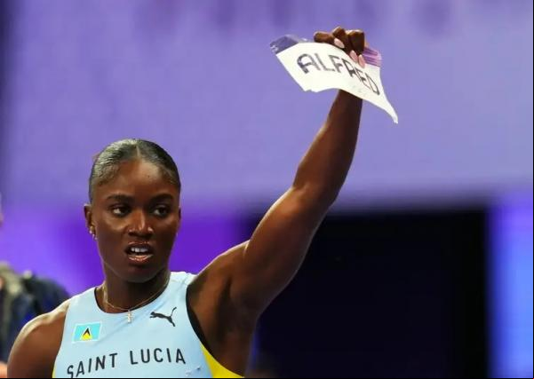 Julien Alfred, de 23 anos,conquistou o foi ouro nos 100m rasos, a primeira medalha olímpica de Santa Lúcia, uma pequena ilha no Caribe.(Imagem:Reuters/Aleksandra Szmigiel/Direitos Reservados)