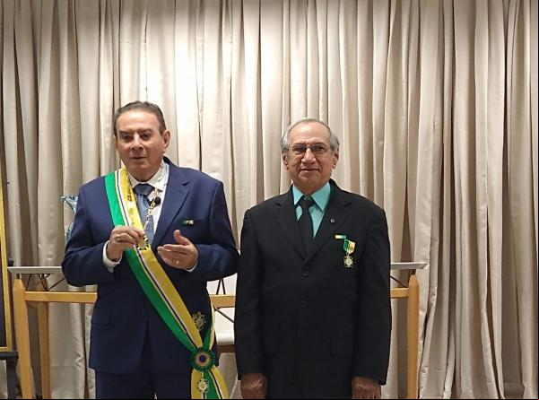 Valdeci Cavalcante entregou a Medalha Ordem do Mérito Comercial Marquês de Paranaguá ao presidente do SICOMFLOR, Conegundes Gonçalves de Oliveira.(Imagem:Divulgação)