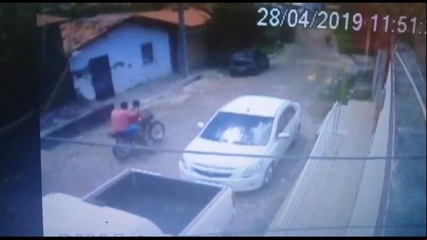 Motocicleta é furtada na porta de residência em Floriano.(Imagem:Reprodução/Whats App)
