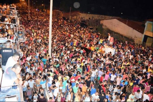 Arrastão atrai milhares de pessoas à Avenida Beira Rio no aniversário da cidade.(Imagem:Secom)