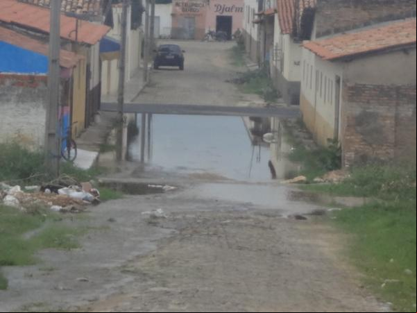 Vazamento de água está causando transtornos em ruas de Floriano.(Imagem:FlorianoNews)