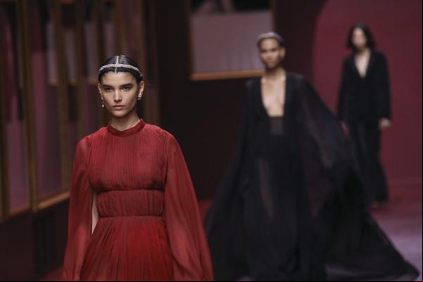O clima de incerteza e gravidade se reflete nas arelas da Semana de Moda feminina de Paris com modelos desfilando com peças que remetem à coletes à prova de balas e cores escur(Imagem:Reprodução)