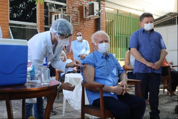 Médico Joaquim Vaz Parente, de 75 anos, recebe a segunda dose da vacina contra Covid-19.(Imagem:Naftaly Nascimento /G1)