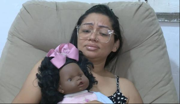 Mãe chora e pede Justiça ao relatar morte da filha de 6 anos quando policial reagiu a assalto.(Imagem:Reprodução )