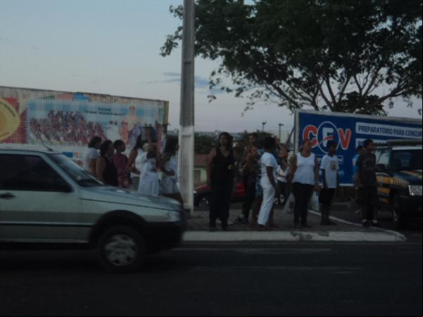 pessoas seguindo a procissão(Imagem:Cida Santana)