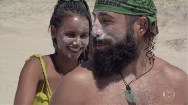 No Limite: Gleici a protetor solar em Kaysar.(Imagem:Globo)