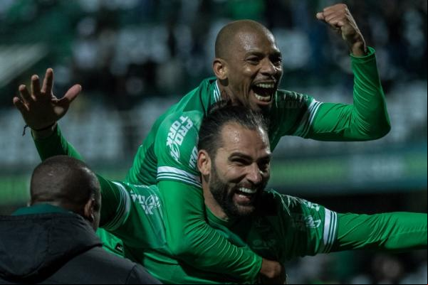 Coritiba bate o Sampaio Corrêa e volta a vencer na Série B(Imagem:Robson Mafra)