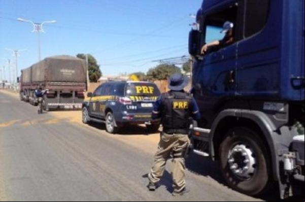 Fiscalização da PRF apreende um veículo roubado e um revólver calibre 38.(Imagem:PRF)
