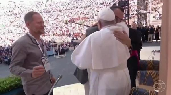 Papa Francisco faz apelo à paz no Oriente Médio ao abraçar israelense e palestino(Imagem:Reprodução/TV Globo)