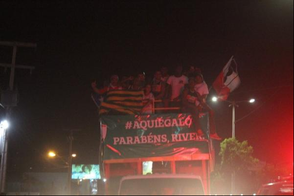 Chegada de jogadores em concentração da torcida.(Imagem:Emanuele Madeira)